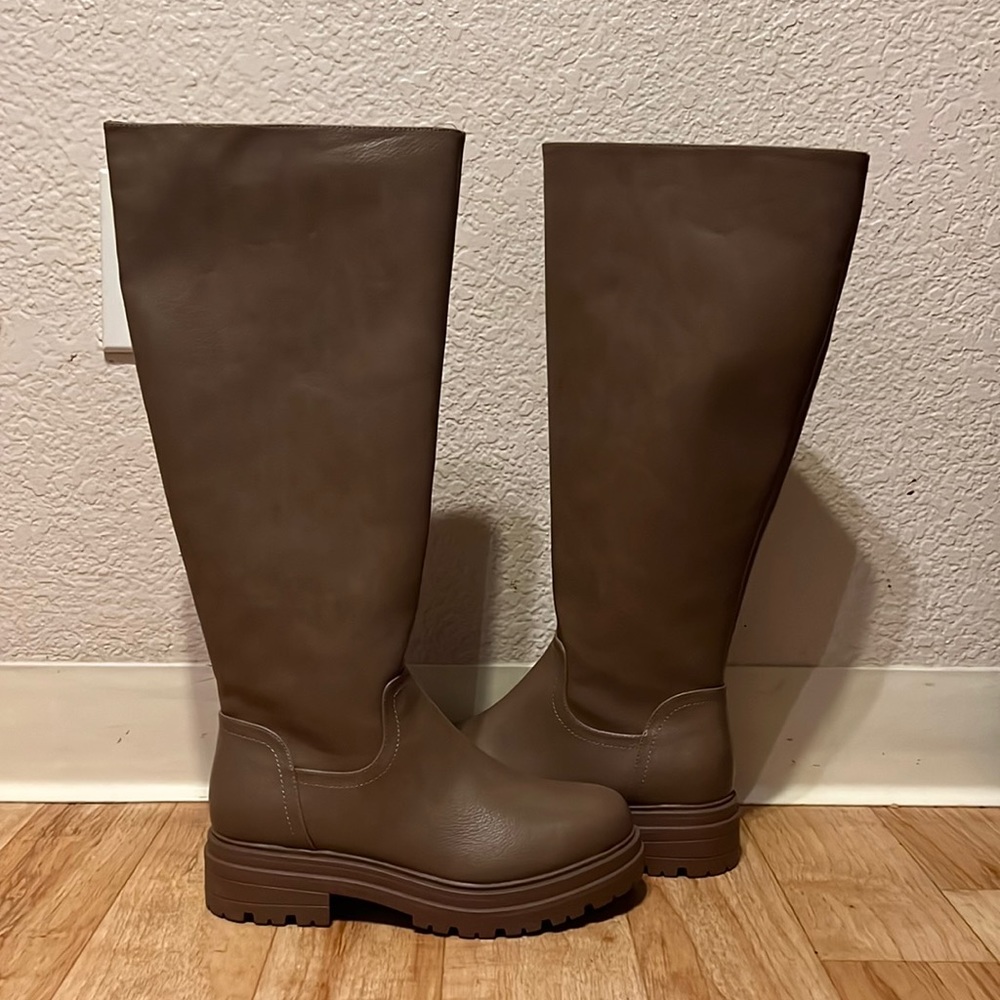 Knee high Chelsea boots